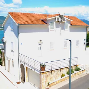 https://apartments-bellevue.hotels-in-trogir.com