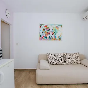 https://apartments-civadelic.hotels-in-trogir.com